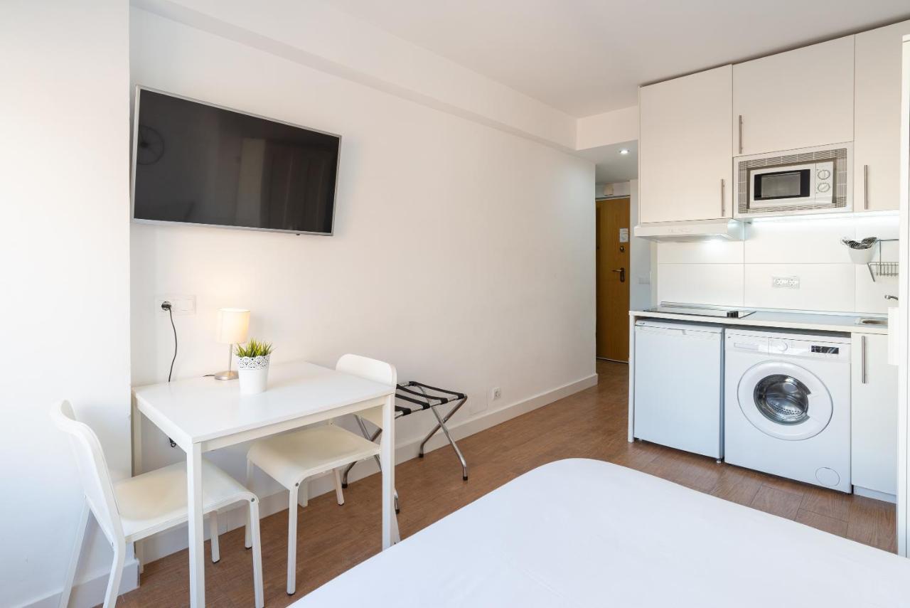 LU&CIA Malagueta 9 Apartment Malaga Bagian luar foto